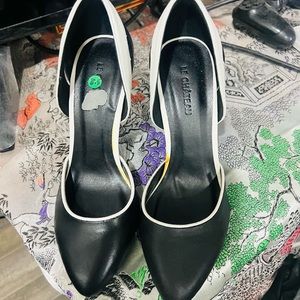 Never worn Le Chateau shoes